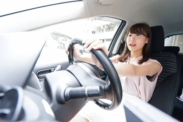 若いアジアの女性が車や交通事故で — ストック写真