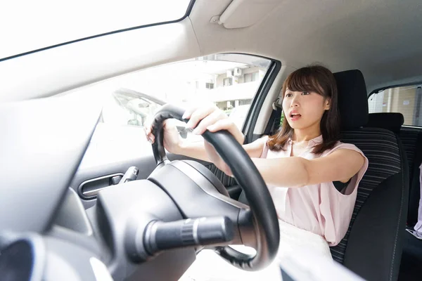 Junge Asiatin Fährt Auto Verkehrsunfall — Stockfoto