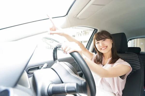 Młoda Azjatycka Kierowca Wskazując Coś — Zdjęcie stockowe