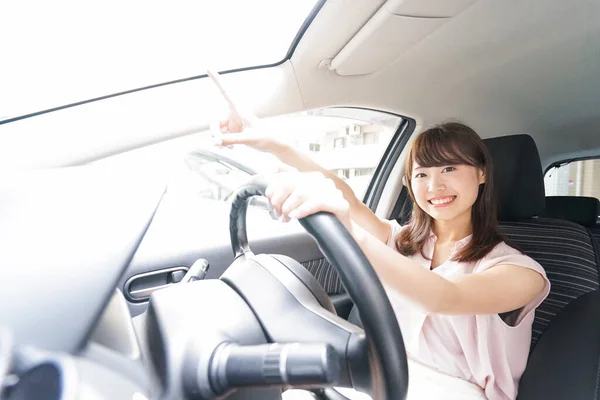 Junge Asiatische Fahrerin Zeigt Etwas — Stockfoto