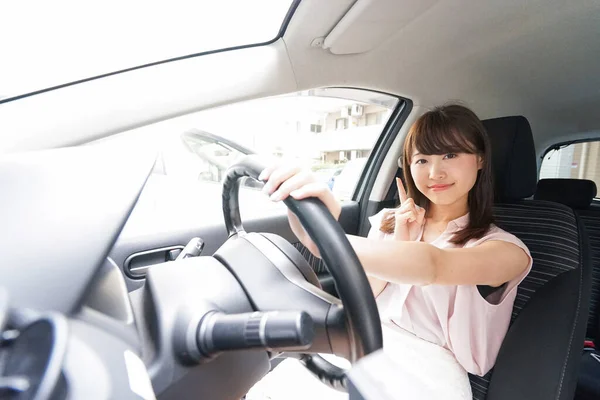 Jovem Piloto Asiático Feminino Apontando Algo — Fotografia de Stock