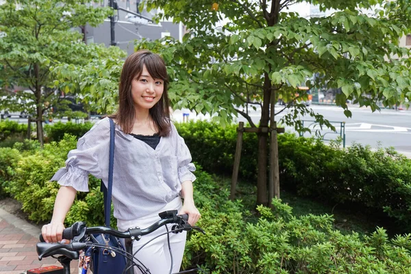 Joven Asiático Mujer Empujando Bicicleta — Foto de Stock