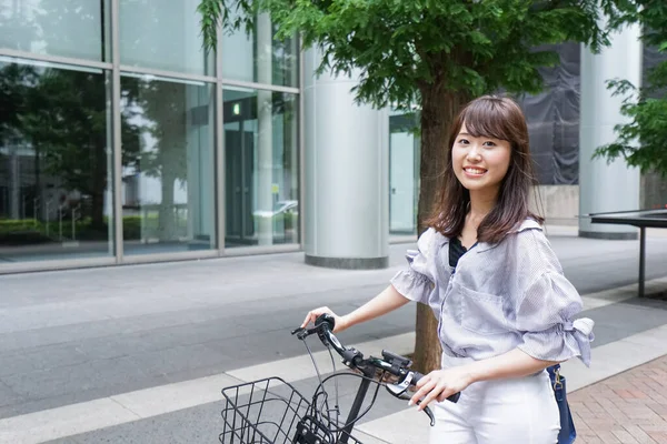 Młody Azji Kobieta Pchanie Rower — Zdjęcie stockowe