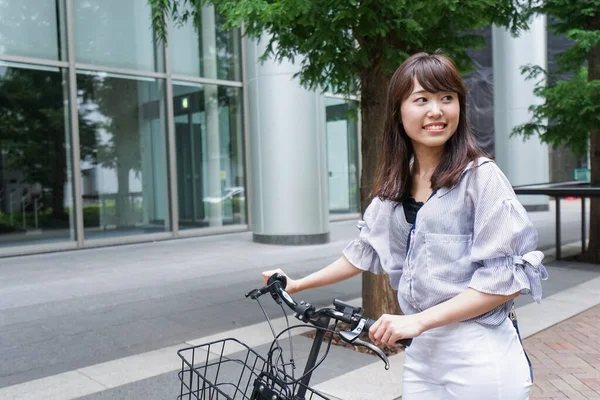 Junge Asiatische Frau Schiebt Fahrrad — Stockfoto