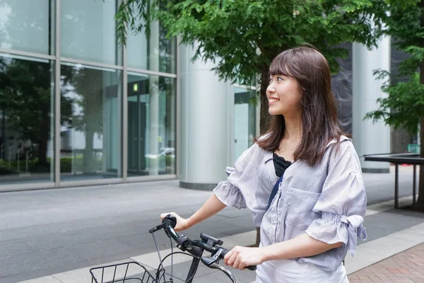 Junge Asiatische Frau Schiebt Fahrrad — Stockfoto