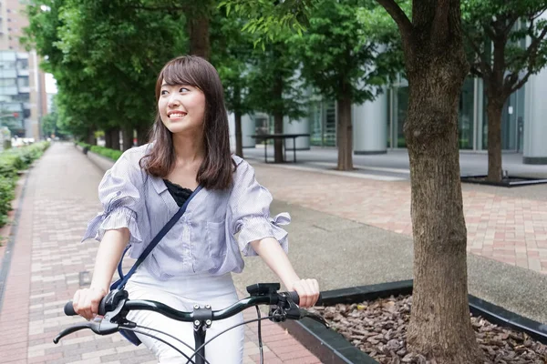 Junge Asiatische Frau Auf Dem Fahrrad — Stockfoto