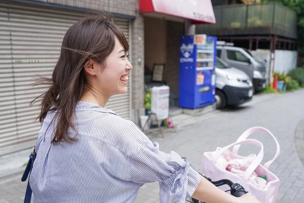 Junge Asiatische Frau Auf Dem Fahrrad — Stockfoto