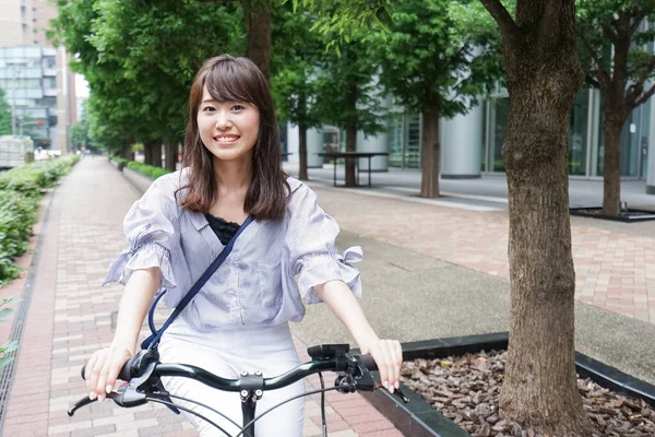 Junge Asiatische Frau Auf Dem Fahrrad — Stockfoto