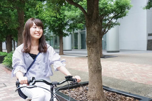 Junge Asiatische Frau Auf Dem Fahrrad — Stockfoto