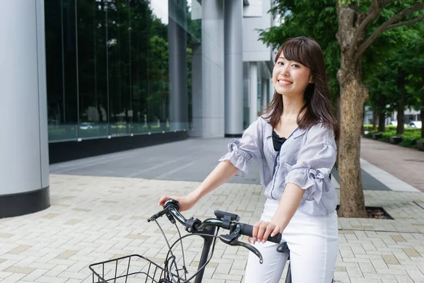 Junge Asiatische Frau Auf Dem Fahrrad — Stockfoto