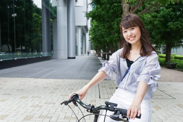 Junge Asiatische Frau Auf Dem Fahrrad — Stockfoto