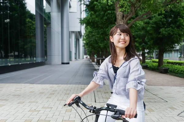 Молода Азіатка Їде Велосипеді — стокове фото