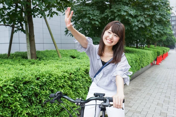 Junge Asiatische Frau Auf Dem Fahrrad — Stockfoto