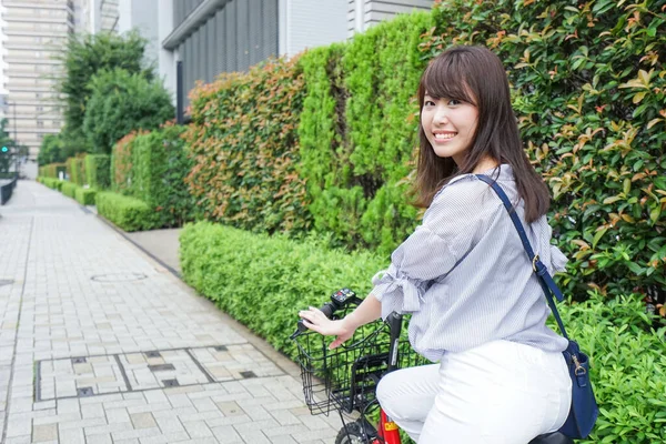 Junge Asiatische Frau Auf Dem Fahrrad — Stockfoto