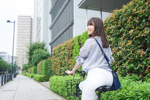Jovem Mulher Asiática Andando Bicicleta — Fotografia de Stock