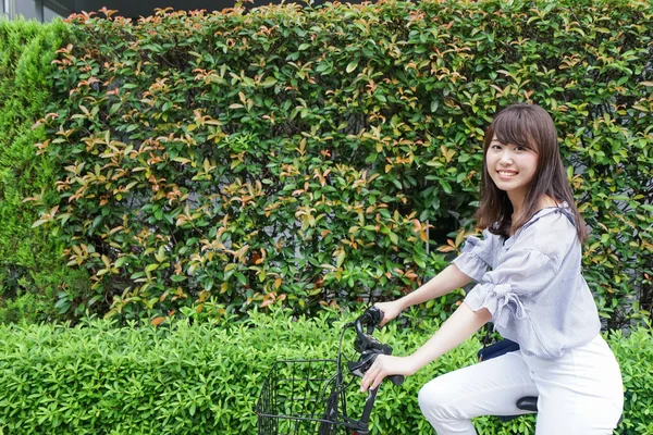 自転車に乗る若いアジア人女性 — ストック写真