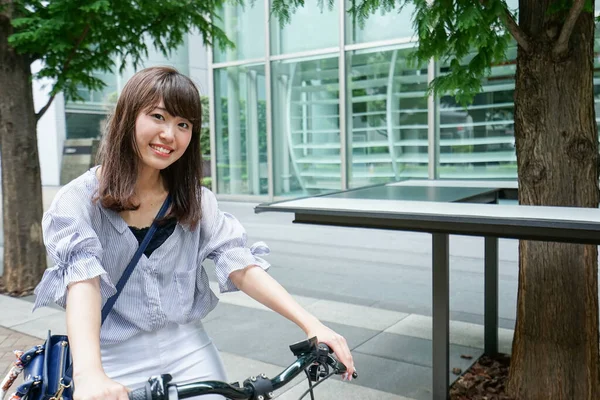 Ung Asiatisk Kvinna Rider Cykel — Stockfoto