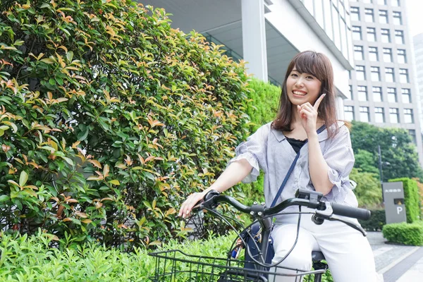 Jovem Mulher Asiática Andando Bicicleta — Fotografia de Stock