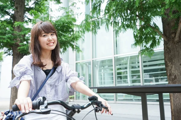 Jovem Mulher Asiática Andando Bicicleta — Fotografia de Stock