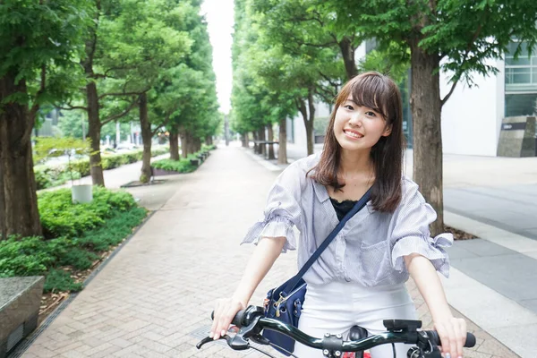 自転車に乗る若いアジア人女性 — ストック写真