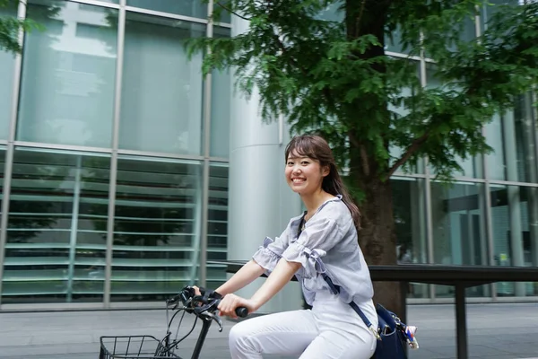 Młoda Azjatycka Kobieta Jazda Rowerze — Zdjęcie stockowe