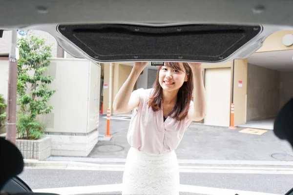 Молодая Азиатка Открывает Багажник — стоковое фото
