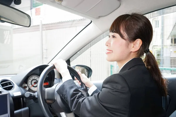 Młody Azji Bizneswoman Siedzi Samochód — Zdjęcie stockowe