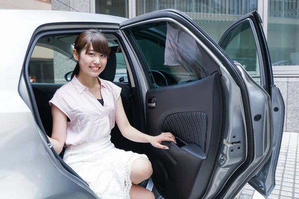 Jovem Mulher Asiática Saindo Carro — Fotografia de Stock