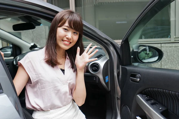 Jovem Mulher Asiática Saindo Carro — Fotografia de Stock