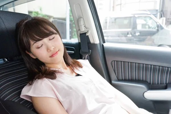 Jovem Mulher Asiática Dormindo Carro — Fotografia de Stock