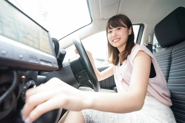 車のナビゲーションを使う若いアジア人女性 — ストック写真