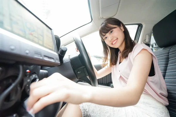Genç Asyalı Kadın Araba Navigasyonu Kullanıyor — Stok fotoğraf