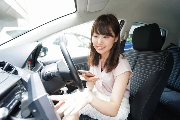 Młody Azji Kobieta Pomocą Samochodu Nawigacji — Zdjęcie stockowe