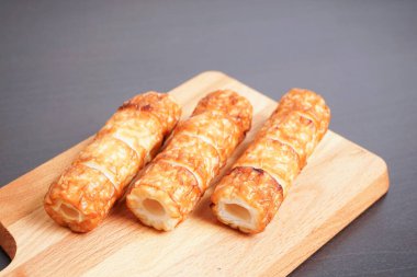 Tahtada servis edilen balık sosisleri.