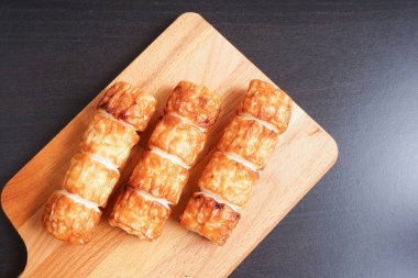 Tahtada servis edilen balık sosisleri.