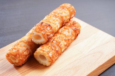 Tahtada servis edilen balık sosisleri.