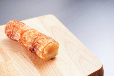 Tahtada servis edilen balık sosisleri.