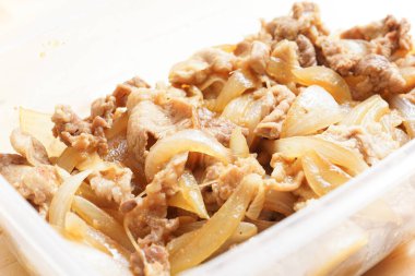 Plastik kapta servis edilen zencefilli domuz eti.