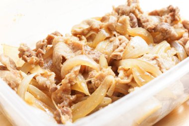 Plastik kapta servis edilen zencefilli domuz eti.