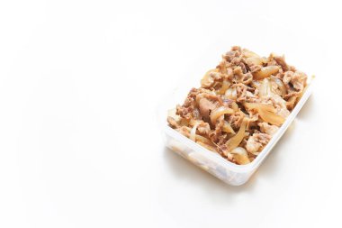 Plastik kapta servis edilen zencefilli domuz eti.