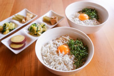 Masada çeşitli Asya yemekleri var. 