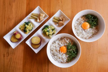 Masada çeşitli Asya yemekleri var. 