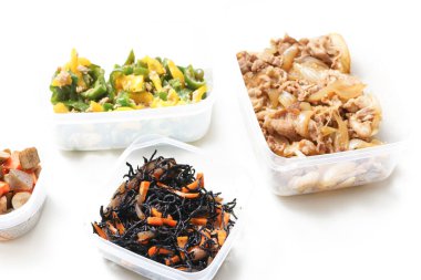 Masada servis edilen konteynırlarda hazır yemek