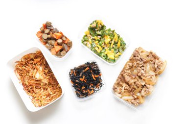 Masada servis edilen konteynırlarda hazır yemek