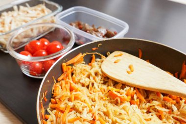 Masada servis edilen konteynırlarda hazır yemek