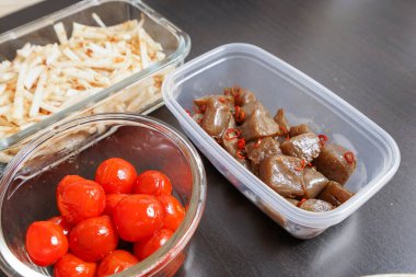 Masada servis edilen konteynırlarda hazır yemek