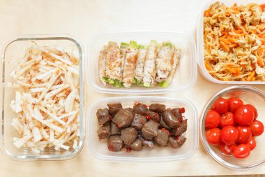 Masada servis edilen konteynırlarda hazır yemek