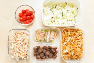 Masada servis edilen konteynırlarda hazır yemek