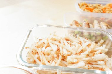 Masada servis edilen konteynırlarda hazır yemek