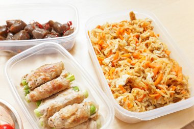 Masada servis edilen konteynırlarda hazır yemek